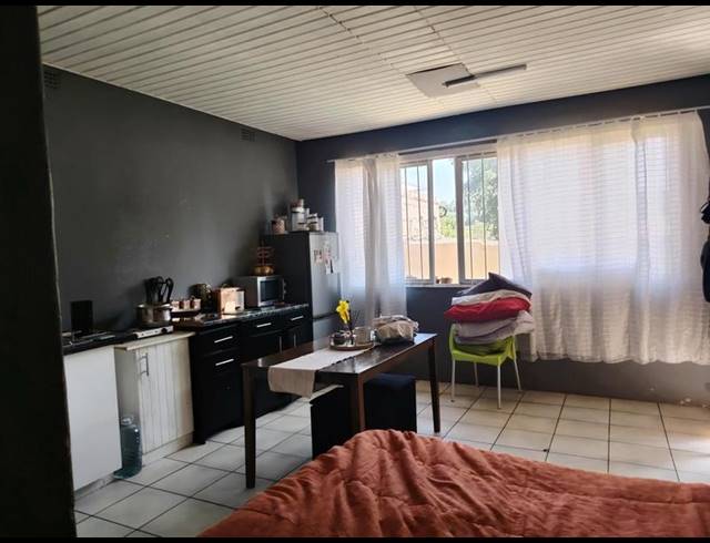 7 BEDROOM HOUSE FOR SALE IN BEZUIDENHOUT VALLEY